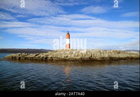 Der Leuchtturm Les Eclaireurs, das Wahrzeichen auf einer felsigen Insel des Beagle-Kanals, Ushuaia, Patagonia, Argentinien Stockfoto