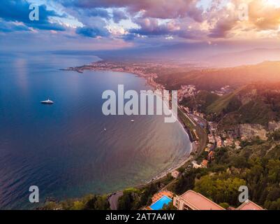 Taormina, Sizilien Italien Sonnenuntergang Landschaft. Luftbild Dronfoto, Dronfoto Stockfoto