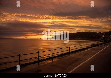 Mumbles, - Swansea, Großbritannien. Januar 2020. Eine neue Morgendämmerung bricht am Brexit Day über das kleine Dorf Mumbles in der Nähe von Swansea - der letzte Tag des Vereinigten Königreichs ist Mitglied der Europäischen Union. Credit: Phil Rees/Alamy Live News Stockfoto