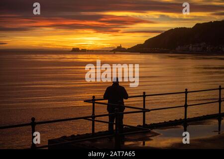 Mumbles, - Swansea, Großbritannien. Januar 2020. Eine neue Morgendämmerung bricht am Brexit Day über das kleine Dorf Mumbles in der Nähe von Swansea - der letzte Tag des Vereinigten Königreichs ist Mitglied der Europäischen Union. Credit: Phil Rees/Alamy Live News Stockfoto