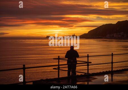 Mumbles, - Swansea, Großbritannien. Januar 2020. Eine neue Morgendämmerung bricht am Brexit Day über das kleine Dorf Mumbles in der Nähe von Swansea - der letzte Tag des Vereinigten Königreichs ist Mitglied der Europäischen Union. Credit: Phil Rees/Alamy Live News Stockfoto