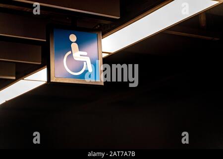 Rollstuhlschild in U-Bahn-Station. Behindertes modernes Leben Stockfoto