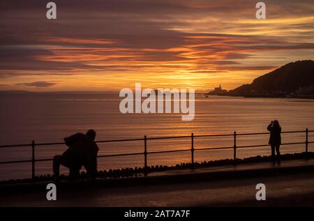 Mumbles, - Swansea, Großbritannien. Januar 2020. Eine neue Morgendämmerung bricht am Brexit Day über das kleine Dorf Mumbles in der Nähe von Swansea - der letzte Tag des Vereinigten Königreichs ist Mitglied der Europäischen Union. Credit: Phil Rees/Alamy Live News Stockfoto