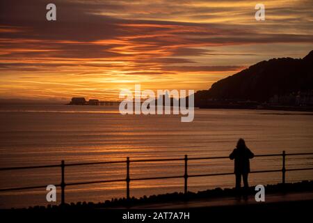 Mumbles, - Swansea, Großbritannien. Januar 2020. Eine neue Morgendämmerung bricht am Brexit Day über das kleine Dorf Mumbles in der Nähe von Swansea - der letzte Tag des Vereinigten Königreichs ist Mitglied der Europäischen Union. Credit: Phil Rees/Alamy Live News Stockfoto