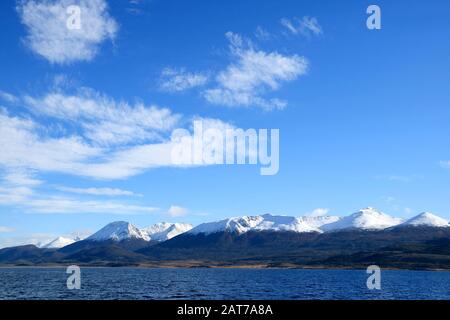 Wundervolle Aussicht auf die Schneebedeckten Berge entlang des Beagle-Kanals, Ushuaia, Feuerland, Patagonien, Argentinien Stockfoto