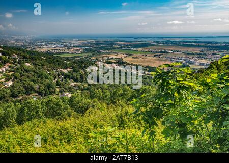 Küstenebene, Biguglia Lake, Stadt Bastia über dem Tyrrhenischen Meer, in Dunst gesehen, weit entfernt von der Hügelstadt Borgo, der französischen Küste von Ober-Corse, Korsika Stockfoto
