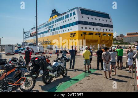 Passagiere, die an Bord von MS Pascal Lota warten, am Fährterminal im Nouveau Port in Bastia, in der Region Haute Corse, Korsika, Frankreich Stockfoto