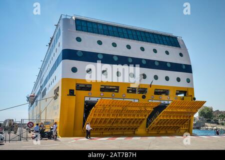 Pascal Lota Fähren Absenkrampen, nachdem sie am Terminal im Nouveau Port in Bastia, in der französischen Region, in der französischen Region, angekommen sind Stockfoto