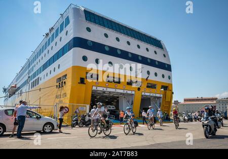 Fahrradfahrer, die von der MS Pascal Lota Fähre am Terminal im Nouveau Port in Bastia, in der Region Haute Corse, Korsika, Frankreich, aussteigen Stockfoto