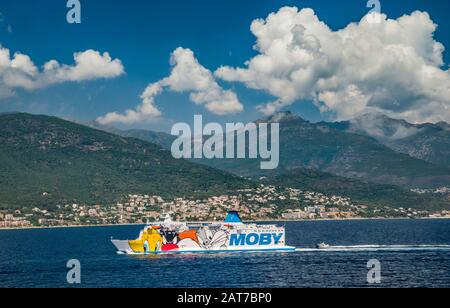 Frau Moby Vincent, Fährschiff der Moby Lines, der sich dem Hafen in Bastia, Serra di Pignu in der Ferne nähert, Ober-Corse, Korsika, Frankreich Stockfoto