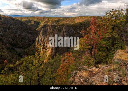 Hexentanzplatz bei Thale mit Blick über die Bodetal Richtung Roßtrappe Stockfoto