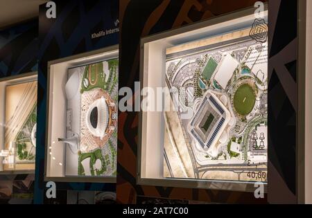 Doha, Katar. September 2019. Modell der WM-Stadien, vor den Al Rayyan/Ahmed bin Ali Stadien in der Stadt ar-Rayyan, dahinter der Khalifa Stadium Legacy Pavilion - interaktiver Ausstellungsraum für die FIFA WM Katar 2022, ¢ ¢ in Doha/Katar am 29. September 2019 ¬ Nutzung Worldwide Credit: Dpa / Alamy Live News Stockfoto