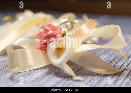 Hochzeit begünstigt. Schachteln mit pinkfarbenem und goldenem Band, die Konfetti und ein kleines christliches Rosenkochen enthalten. Stockfoto