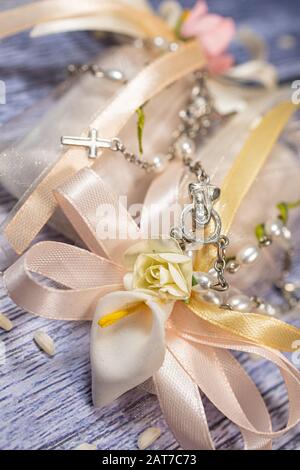 Hochzeit begünstigt. Schachteln mit pinkfarbenem und goldenem Band, die Konfetti und ein kleines christliches Rosenkochen enthalten. Stockfoto