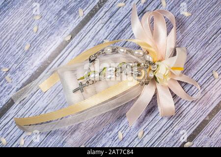 Hochzeit begünstigt. Schachteln mit pinkfarbenem und goldenem Band, die Konfetti und ein kleines christliches Rosenkochen enthalten. Stockfoto