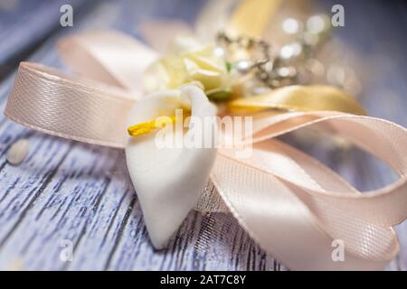 Hochzeit begünstigt. Schachteln mit pinkfarbenem und goldenem Band, die Konfetti und ein kleines christliches Rosenkochen enthalten. Stockfoto