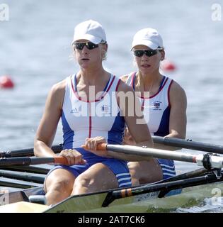 Olympische Spiele, Athen, GRIECHENLAND. Schiniasee. GbR W2X Bow Elise Laverick und Sarah Winckless, gehen am Eröffnungstag der olympischen Regatta vom Start. Foto Peter Spurrier. E-Mail images@intersport-images.com [Pflichtgutschrift Peter Spurrier/ Intersport Images] Stockfoto