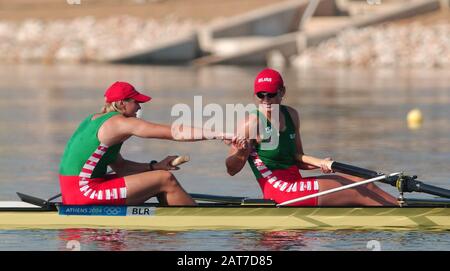 20040828 Olympische Spiele Athen Griechenland [Olympische Ruderregatta] Schiniasee. Kessel W2 - Schleife. Yuliya Bichyk und Natallia Helakh drehen sich und gratulieren sich nach dem Sieg. Foto Peter Spurrier. E-Mail images@intersport-images.com Stockfoto