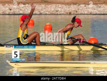 20040828 Olympische Spiele Athen Griechenland [Olympische Ruderregatta] Lake Schinias ROM W2  Bow Elera Serben [-Parvan] und Viorica Susanu. E-Mail: images@intersport-images.com Stockfoto