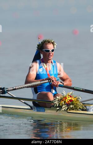 20040828 Olympische Spiele Athen Griechenland [Olympic Rowing Regatta] Lake Schinias Männer Single Scull Silbermedaillengewinner Jueri Jaanson EST M1X Foto Peter Spurrier. E-Mail images@intersport-images.com Stockfoto