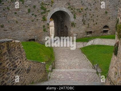 Große Steinmauern und Tor in der Festung Dinan, Frankreich Stockfoto