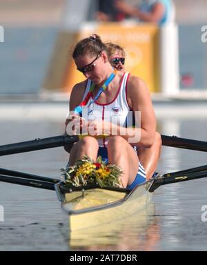 20040828 Olympische Spiele Athen Griechenland [Olympic Rowing Regatta] Lake Schinias GBR W2- Bow Kath Grainger und Cath Bishop. Foto Peter Spurrier. E-Mail images@intersport-images.com Stockfoto