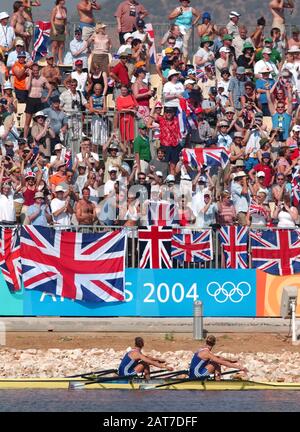 20040828 Olympische Spiele Athen Griechenland [Olympic Rowing Regatta] Lake Schinias Frauen Double Scull - GBR W2X Bogen Elise Laverwick und Sarah Winchless Bronzemedaillengewinner Foto Peter Spurrier E-Mail images@intersport-images.com Stockfoto