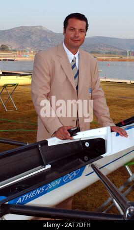 20040822 Olympische Spiele Athen Griechenland [Rowing-Sun Finals Day] Schinias-See. Vassilis Lycomitros [ATHOC Rowing Competition Manager] Foto Peter Spurrier. E-Mail images@intersport-images.com Stockfoto