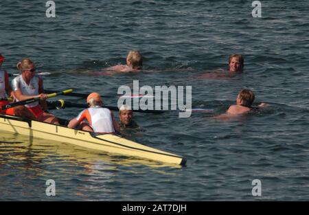 20040822 Olympische Spiele Athen Griechenland [Rowing-Sun Finals Day] Schinias-See. Ned W8+ nach dem Gewinn der Bronzemedaille werden von niederländischen Fans umringt, die zur Glückwunsch an die Mannschaft ausschwimmen. Foto Peter Spurrier E-Mail images@intersport-images.com [Pflichtgutschrift Peter Spurrier/ Intersport Images] Stockfoto