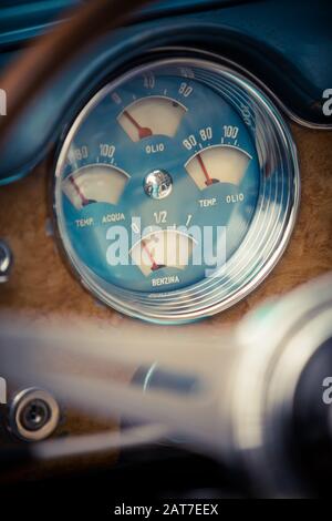 Farbe Nahaufnahme einer Kühlmitteltemperatur und Kraftstoffstand anzeigen am Armaturenbrett einen Oldtimer. Stockfoto