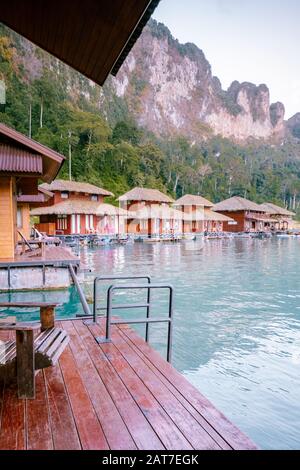 Holzbungalows auf tropischen Küste im chiew Lan Lake, Khao Sok Nationalpark, Thailand Stockfoto