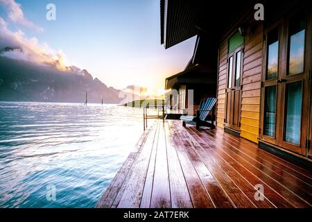 Holzbungalows auf tropischen Küste im chiew Lan Lake, Khao Sok Nationalpark, Thailand Stockfoto