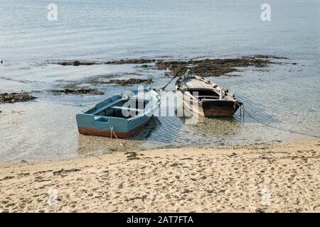 Kleines Holzboot am Strand, Chalana genannt, ein typisches kleines Schiff aus Rias Baixas, Galicien, Spanien Stockfoto