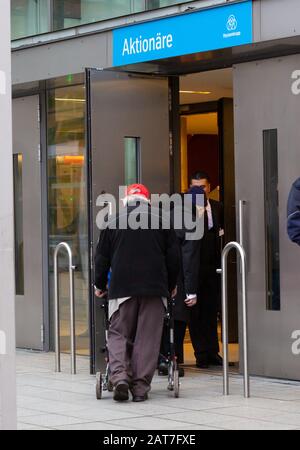 31.01.2020, ThyssenKrupp Hauptversammlung: Ein Aktionär spaziert mit einem Rollator zum Aktionärseingang der Hauptversammlung. Credit: Jürgen Schwarz/Alamy Live News Stockfoto