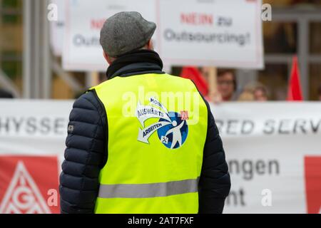 31.01.2020, ThyssenKrupp Hauptversammlung: Demonstranten stehen vor der Veranstaltungshalle. Credit: Jürgen Schwarz/Alamy Live News Stockfoto