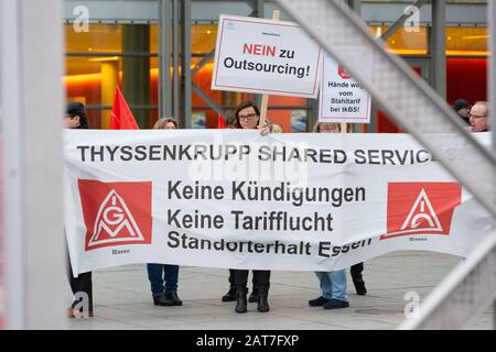 31.01.2020, ThyssenKrupp Hauptversammlung: Demonstranten stehen vor der Veranstaltungshalle. Credit: Jürgen Schwarz/Alamy Live News Stockfoto