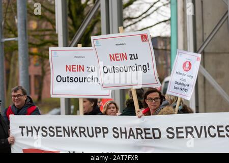 31.01.2020, ThyssenKrupp Hauptversammlung: Demonstranten stehen vor der Veranstaltungshalle. Credit: Jürgen Schwarz/Alamy Live News Stockfoto