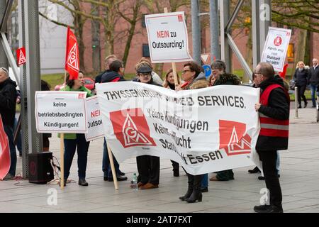 31.01.2020, ThyssenKrupp Hauptversammlung: Demonstranten stehen vor der Veranstaltungshalle. Credit: Jürgen Schwarz/Alamy Live News Stockfoto