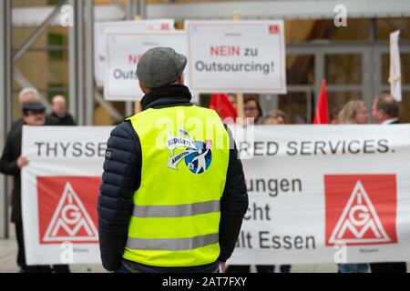 31.01.2020, ThyssenKrupp Hauptversammlung: Demonstranten stehen vor der Veranstaltungshalle. Credit: Jürgen Schwarz/Alamy Live News Stockfoto