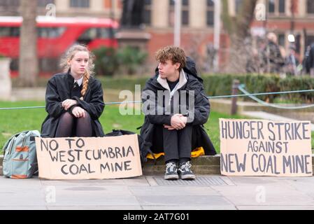 Westminster, London, Großbritannien. Januar 2020. Elijah Mc Kizenzie-Jackson, 16, ist aus Protest gegen den geplanten Kohlebergbau im Woodhouse Colliery in Whitehaven, Cumbria, in einen Hungerstreik außerhalb der Parlamentsgebäude gegangen. Der junge Klimaaktivist ist Teil von Greta Thunbergs Freitagen für Die Zukünftige Jugendbewegung. Die Arbeiten werden voraussichtlich im Frühjahr dieses Jahres am Standort für die Kohleförderung im Jahr 2022 beginnen Stockfoto