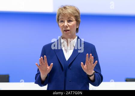 31.01.2020, ThyssenKrupp Hauptversammlung: Die Vorstandsvorsitzende der ThyssenKrupp AG Martina Merz steht auf dem Podium. Credit: Jürgen Schwarz/Alamy Live News Stockfoto