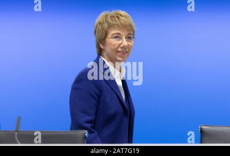 31.01.2020, ThyssenKrupp Hauptversammlung: Die Vorstandsvorsitzende der ThyssenKrupp AG Martina Merz steht auf dem Podium. Credit: Jürgen Schwarz/Alamy Live News Stockfoto