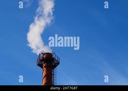 Ökologische Probleme. Umweltproblem der Umweltverschmutzung und der Luft in Großstädten. Rohre mit weißem Rauch, Kopierraum. Stockfoto