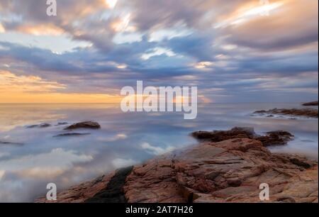 Ein ruhiger Sonnenaufgang am Strand von Begur, Spanien Stockfoto