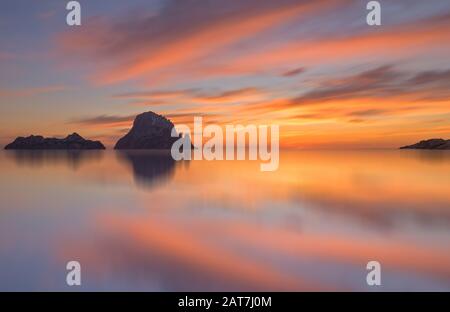 Ruhiger Sonnenuntergang auf der Insel Es Vedra, Ibiza, Spanien Stockfoto