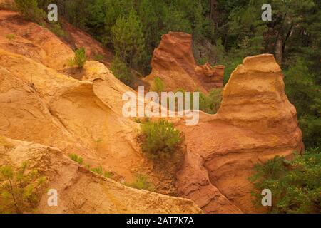 Les Sentiers des Ocres, ockerfarbene Klippen bei Roussillon, Departement Vaucluse, Region Provence-Alpen-Cote d'Azur, Frankreich Stockfoto