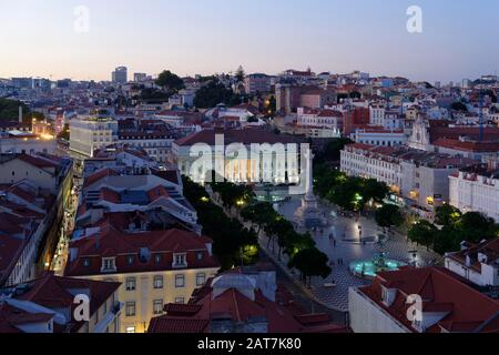 Blick vom Elevador de Santa Justa, Place Rossio am Abend, Chiado, Lissabon, Portugal Stockfoto