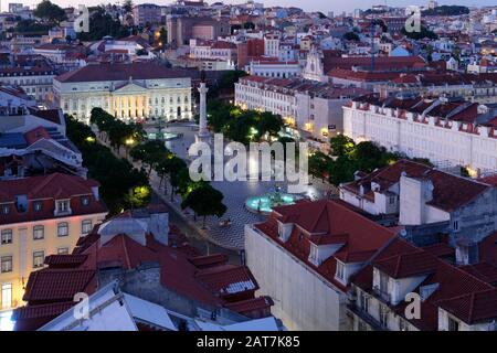 Blick vom Elevador de Santa Justa, Place Rossio am Abend, Chiado, Lissabon, Portugal Stockfoto