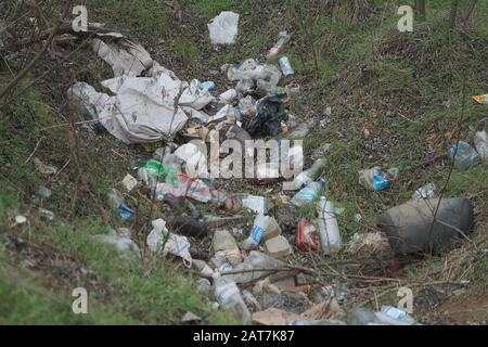 Symbolbild Umweltverschmutzung, Plastikmüll am Straßenrand, Oblast Kherson, Ukraine Stockfoto