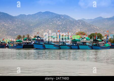 Vietnamesische Fischerboote im Hafen in der Nähe von Cana, Südchinesisches Meer, Vietnam Stockfoto